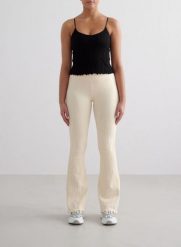 Damskie legginsy bezszwowe, wysoki stan, rozszerzane nogawki Tulip kremowe. Białe legginsy damskie Aim'n, xs, bez wzorów, z dzianiny. Za 285.00 zł.