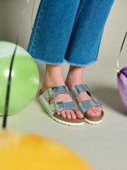 Birkenstock Skórzane klapki "Arizona" w kolorze srebrnym rozmiar: 37. Szare klapki damskie Birkenstock, bez wzorów, ze skóry, z otwartym noskiem, bez obcasa, bez zapięcia. Za 413.86 zł.