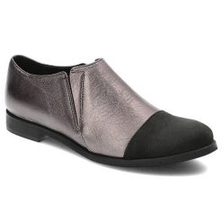 Srebrne Półbuty Karino Eleganckie Buty Damskie. Szare półbuty damskie Karino, na wiosnę, bez wzorów, z nubiku, bez obcasa, na płaskiej podeszwie, bez zapięcia. Za 199.00 zł.
