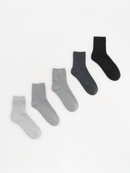 Skarpetki z wiskozą 5 pack - ciemnoszary. Szare skarpetki damskie Reserved, bez wzorów, z wiskozy. Za 49.99 zł.