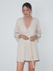 Szlafrok z dekoracyjnym wykończeniem - kremowy. Białe szlafroki damskie Reserved, bez wzorów, z bawełny, bez kaptura. Za 139.99 zł.