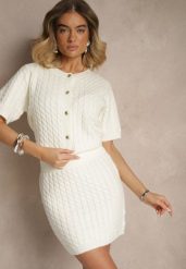 Biały Kardigan z Wełną i Ozdobnymi Guzikami i Tłoczeniem Halanira. Białe kardigany damskie Renee, z aplikacjami, z wełny. Za 129.99 zł.