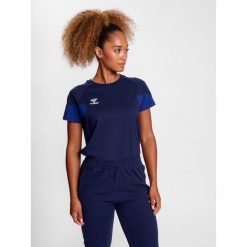 Koszulka damska Hummel Travel. Niebieskie koszulki damskie Hummel, bez wzorów, z dżerseju, bez kołnierzyka, bez ramiączek. W wyprzedaży za 108.20 zł.