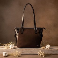 Shopperka skórzana SHE zamsz 726 czekolada. Brązowe torebki klasyczne damskie SHE, z materiału, zamszowe, bez dodatków. Za 399.99 zł.