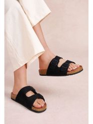 Foreverfolie Klapki w kolorze czarnym rozmiar: 41. Czarne klapki damskie Foreverfolie, bez wzorów, z otwartym noskiem, bez obcasa, bez zapięcia. Za 86.99 zł.
