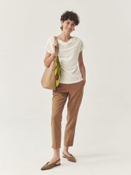 TATUUM Koszulka w kolorze kremowym rozmiar: XL. Brązowe bluzki damskie TATUUM, xl, bez wzorów, z bawełny, bez kołnierzyka, bez ramiączek. Za 147.91 zł.