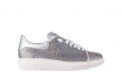 Trampki Bayla-185 185 102 Srebrny, Skóra naturalna - 39. Szare trampki damskie Bayla, z aplikacjami, z jeansu, bez zapięcia. W wyprzedaży za 89.10 zł.
