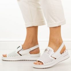 Białe skórzane sandały damskie Cambell 40329. Białe sandały damskie Cambell, z aplikacjami, z jeansu, bez obcasa, na platformie, bez zapięcia. Za 229.00 zł.