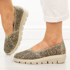 Beżowe multi ażurowe skórzane półbuty damskie Filippo Dp7694/26. Brązowe półbuty damskie Filippo, na lato, w ażurowe wzory, z jeansu, bez obcasa, bez zapięcia. W wyprzedaży za 192.72 zł.