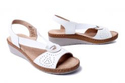 COMFORTABEL 710171-03 weiss, sandały damskie. Białe sandały damskie Comfortabel, bez wzorów, z gumy, bez obcasa, na koturnie, bez zapięcia. Za 170.94 zł.