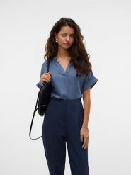 Vero Moda Bluzka w kolorze niebieskim rozmiar: XS. Niebieskie bluzki damskie Vero Moda, s, bez wzorów, z wiskozy, klasyczne, bez kołnierzyka, bez ramiączek. Za 83.42 zł.