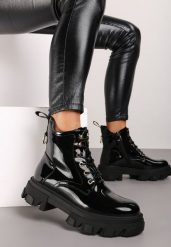 Czarne Lakierowane Botki Typu Workery Terilya. Czarne botki damskie Renee, z jeansu, rockowe, bez obcasa, na płaskiej podeszwie, bez zapięcia. Za 49.99 zł.