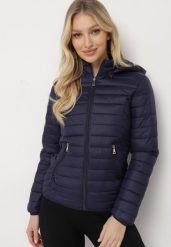 Granatowa Kurtka Pikowana z Odpinanym Kapturem Nadisna. Niebieskie kurtki damskie Born2be, xs, bez wzorów, z jeansu. Za 29.99 zł.