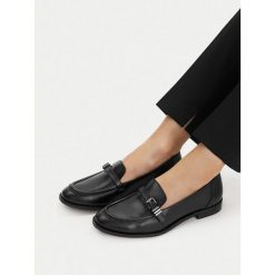 Lordsy Lasocki. Czarne półbuty damskie Lasocki, bez wzorów, bez obcasa, bez zapięcia. Za 229.99 zł.