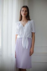 Biała Bluzka Zapinana na Guziki z Wiązaniem. Białe bluzki damskie Figl, xl, bez wzorów, z elastanu, bez kołnierzyka, bez ramiączek. Za 179.00 zł.
