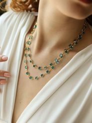 L'Atelier de Gaia Pozłacany naszyjnik z kryształami - dł. 45 cm rozmiar: onesize. Niebieskie naszyjniki damskie L'Atelier de Gaia, z kryształem, pozłacane. Za 39.99 zł.