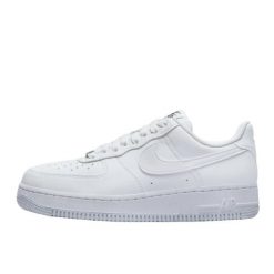 Buty do chodzenia dla dorosłych Air Force 1 Low Next Nature White Metallic Grey. Białe obuwie sportowe damskie Nike, z materiału, bez zapięcia, trekkingowe. Za 499.99 zł.