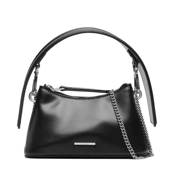 Torebka Calvin Klein. Czarne torebki klasyczne damskie Calvin Klein, bez dodatków. Za 949.99 zł.