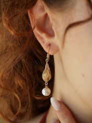 L'Atelier de Gaia Pozłacane kolczyki z perłami rozmiar: onesize. Białe kolczyki damskie L'Atelier de Gaia, z perłą, pozłacane, z zapięciem typu bigiel. Za 63.45 zł.