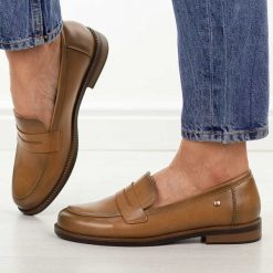 Camelowe skórzane mokasyny damskie Vinceza 18131. Brązowe mokasyny damskie VINCEZA, na jesień, z jeansu, z okrągłym noskiem, bez obcasa. Za 219.00 zł.