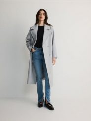 Dwurzędowy płaszcz oversize - ciemnoszary. Szare płaszcze damskie Reserved, l, bez wzorów, z tkaniny, bez kaptura. W wyprzedaży za 159.99 zł.