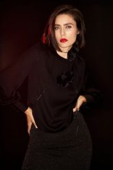 Elegancka koszula z bufiastymi rękawami czarna. Czarne koszule damskie MOODO, l, bez wzorów, z poliesteru, eleganckie, bez kołnierzyka, bez ramiączek. W wyprzedaży za 59.99 zł.