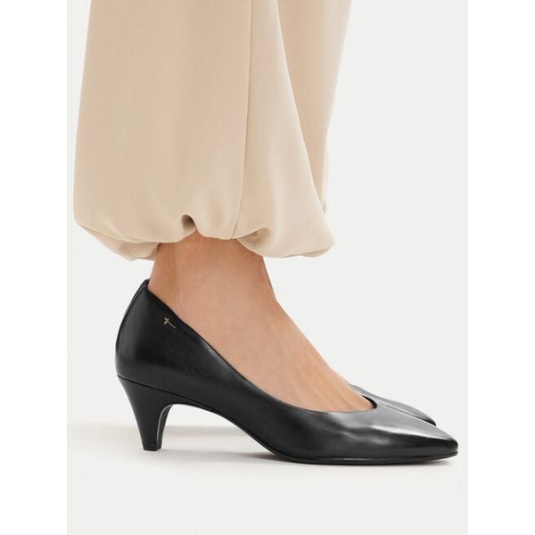 Czółenka Tamaris. Czarne czółenka damskie Tamaris, bez wzorów, bez obcasa. Za 262.99 zł.