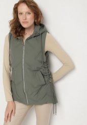 Zielona Casualowa Kamizelka z Kapturem i Pikowanymi Przeszyciami Caletta. Zielone kamizelki damskie Born2be, l, bez wzorów, z jeansu, z kapturem. Za 139.99 zł.