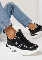Czarne Sneakersy na Grubej Podeszwie z Błyszczącymi Wstawkami i Sznurowaniem Vilenra. Czarne obuwie sportowe damskie Born2be, bez zapięcia. Za 109.99 zł.