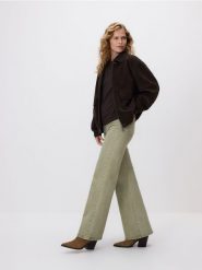 Jeansy flare z wysokim stanem - zielony. Zielone jeansy damskie Reserved, z podwyższonym stanem. Za 139.99 zł.
