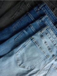 Jeansy slim fit mid rise - jasnoszary. Szare jeansy damskie Reserved. W wyprzedaży za 79.99 zł.