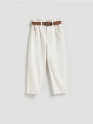 Jeansy paperbag z paskiem - biały. Białe jeansy damskie Reserved. Za 149.99 zł.