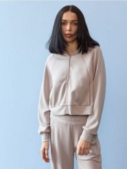 Rozpinana bluza z domieszką wiskozy i kieszeniami - kremowy. Białe bluzy damskie Sinsay, l, bez wzorów, z wiskozy, bez kaptura. Za 59.99 zł.