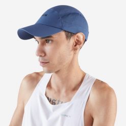 Czapka z daszkiem do biegania Kiprun V2. Czarne czapki z daszkiem damskie KIPRUN, bez wzorów, z elastanu. Za 39.99 zł.