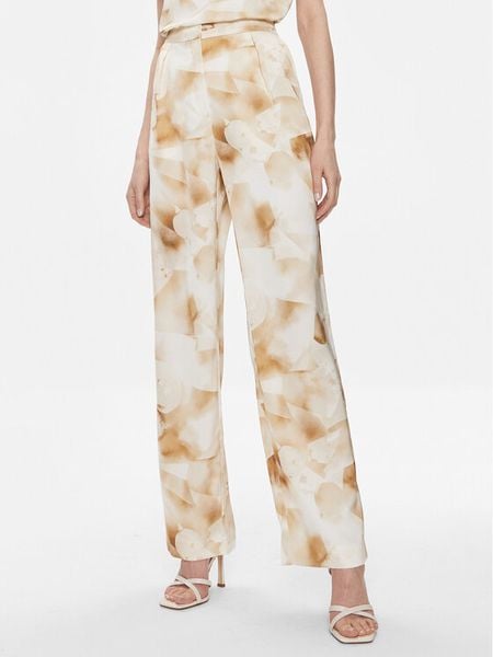 Calvin Klein Spodnie materiałowe K20K206884 Beżowy Regular Fit. Brązowe spodnie materiałowe damskie Calvin Klein, bez wzorów, z materiału. Za 329.99 zł.