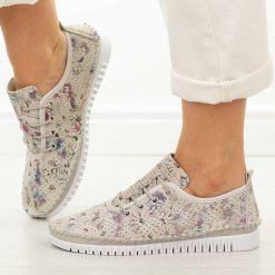 Beżowe skórzane półbuty damskie Cambell 13304. Brązowe półbuty damskie Cambell, na jesień, w ażurowe wzory, z jeansu, bez obcasa, na płaskiej podeszwie, bez zapięcia. Za 249.00 zł.