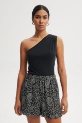 SPODENKI HELENA CZARNO-BIAŁE One size - Flawless. Czarne szorty damskie Flawless, bez wzorów, z wiskozy. Za 219.00 zł.