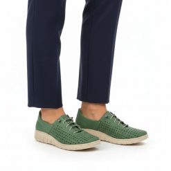 Półbuty damskie Wasak, niski fason sznurowane ażurowa cholewka miękka konstrukcja elastyczna podeszwa lekka forma wygodne dopasowanie oddychający mat. Zielone półbuty damskie Wasak, w ażurowe wzory, z nubiku, bez obcasa, bez zapięcia. Za 339.00 zł.
