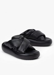 Klapki damskie INUIKII BUBBLE STRAP. Czarne klapki damskie Inuikii, bez wzorów, bez obcasa, bez zapięcia. Za 1,006.99 zł.