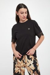 T-shirt damski z koronką TWINSET. T-shirty damskie Twinset Milano, xxs, bez wzorów, z koronki, bez kołnierzyka. W wyprzedaży za 391.20 zł.