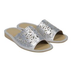 Kapcie damskie klapki R.36 na koturnie z wycięciami lekkie wygodne odkryte KD-02-SR-36. Niebieskie kapcie damskie w ażurowe wzory, z lakierowanej skóry, bez obcasa, na koturnie, bez zapięcia. Za 23.37 zł.