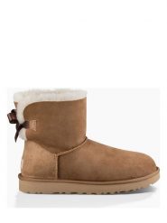 UGG Botki zimowe "Mini Bailey Bow II" w kolorze karmelowym ze skóry jagnięcej rozmiar: 37. Brązowe botki damskie Ugg, na zimę, ze skóry, z okrągłym noskiem, bez obcasa, bez zapięcia. Za 829.96 zł.
