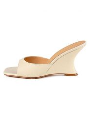 Loft37 Skórzane klapki w kolorze beżowym rozmiar: 37. Brązowe klapki damskie loft37, bez wzorów, z otwartym noskiem, bez obcasa, na koturnie, bez zapięcia. Za 304.99 zł.