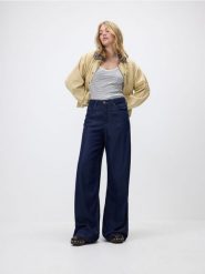 Jeansy wide leg z lyocellu - granatowy. Niebieskie jeansy damskie Reserved, z podwyższonym stanem. W wyprzedaży za 109.99 zł.