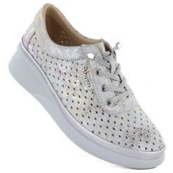 Skórzane półbuty damskie ażurowe na koturnie szare Vinceza 79603. Szare półbuty damskie VINCEZA, w ażurowe wzory, ze skóry, bez obcasa, na koturnie, bez zapięcia. Za 179.99 zł.