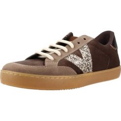 Buty VICTORIA 1126250V Brązowy. Brązowe obuwie trekkingowe damskie Victoria, z syntetyku, bez zapięcia. Za 319.99 zł.