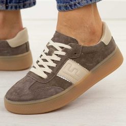 D. Brązowe skórzane półbuty damskie Filippo Dp7543/26. Brązowe półbuty damskie Filippo, na jesień, bez wzorów, z jeansu, z okrągłym noskiem, bez obcasa, na płaskiej podeszwie, bez zapięcia. Za 239.00 zł.