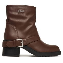 Botki Guess. Brązowe botki damskie Guess, bez obcasa, na słupku, bez zapięcia. Za 639.99 zł.
