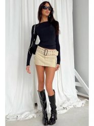 MADMEXT Koszulka w kolorze czarnym rozmiar: L. Czarne koszulki damskie MADMEXT, l, bez wzorów, bez kołnierzyka, bez ramiączek. Za 78.99 zł.