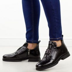 Czarne skórzane lakierowane botki damskie T.Sokolski Z25-301. Czarne botki damskie Sokolski, na jesień, z dzianiny, casualowe, z okrągłym noskiem, bez obcasa, na płaskiej podeszwie, bez zapięcia. Za 339.00 zł.